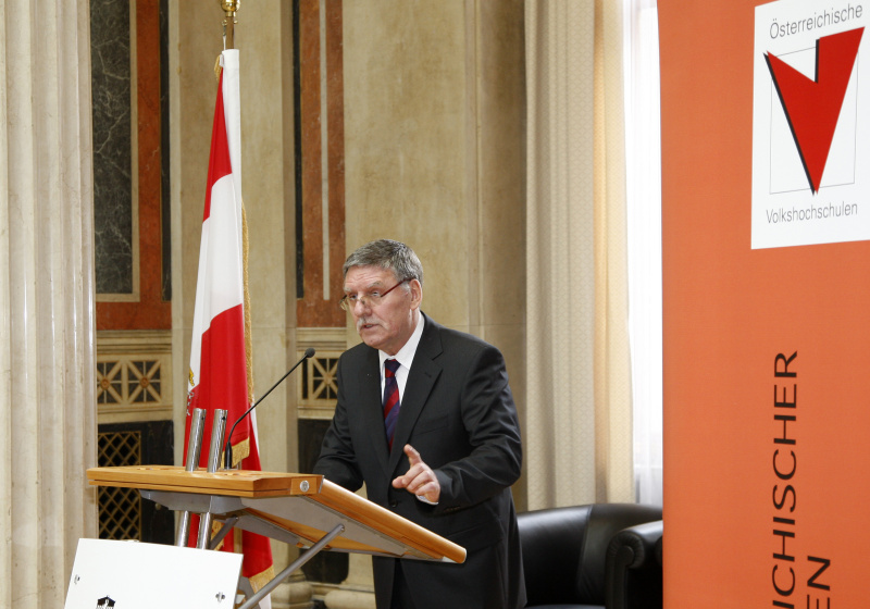 Univ.-Doz.Wilhelm Filla am Rednerpult