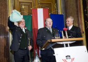 v.re. Bundesratspräsident Gregor Hammerl bekommt eine steirische Jause und einen Stock