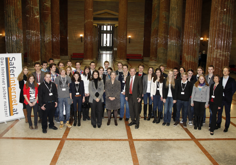 Gruppenfoto mit den VeranstaltungsteilnehmerInnen. In der Mitte Bundesrätin Muna Duzdar (S), Nationalratspräsidentin Barbara Prammer und Nationalratsabgeordneter Johann Maier (S)