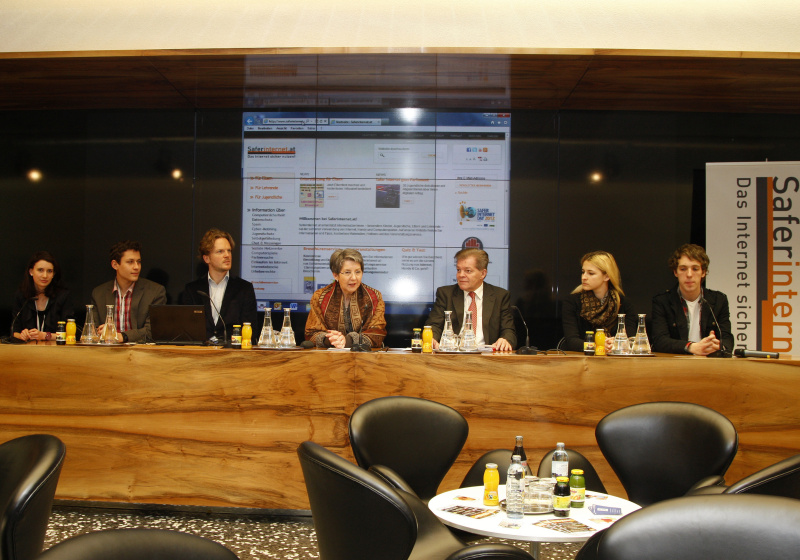 Am Podium v.li. Marie Theres Zembacher - BG/BRG Zell am See, Alexander Mottl - HAK 1 Salzburg, ÖIAT Geschäftsführer Bernhard Jungwirth, Nationalratspräsidentin Barbara Prammer, Nationalratsabgeordneter Johann Maier (S), Lisa Gubik - HLW Theresianum Eisenstadt und Lukas Wagner - SUPRO Vorarlberg