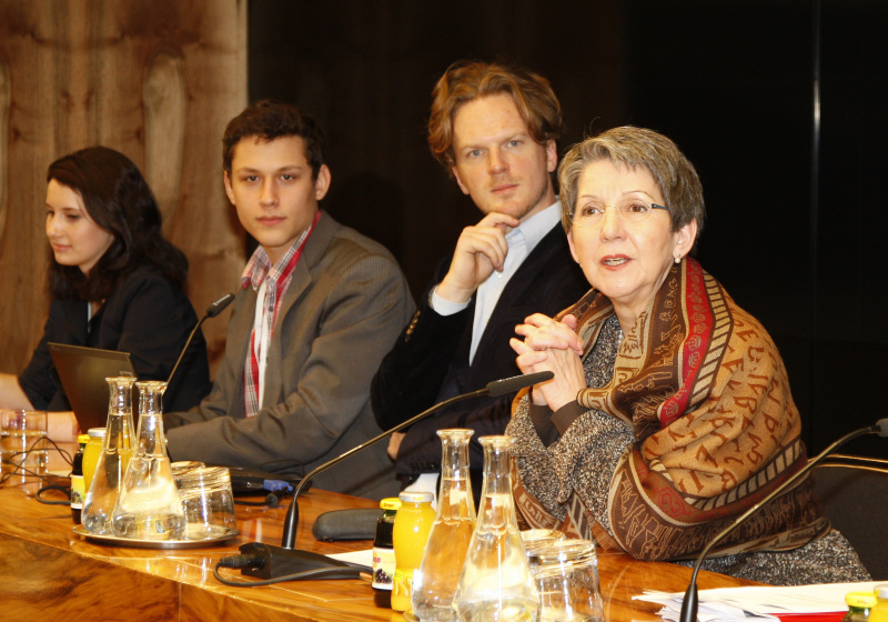 Am Podium v.li. Marie Theres Zembacher - BG/BRG Zell am See, Alexander Mottl - HAK 1 Salzburg, ÖIAT Geschäftsführer Bernhard Jungwirth und Nationalratspräsidentin Barbara Prammer