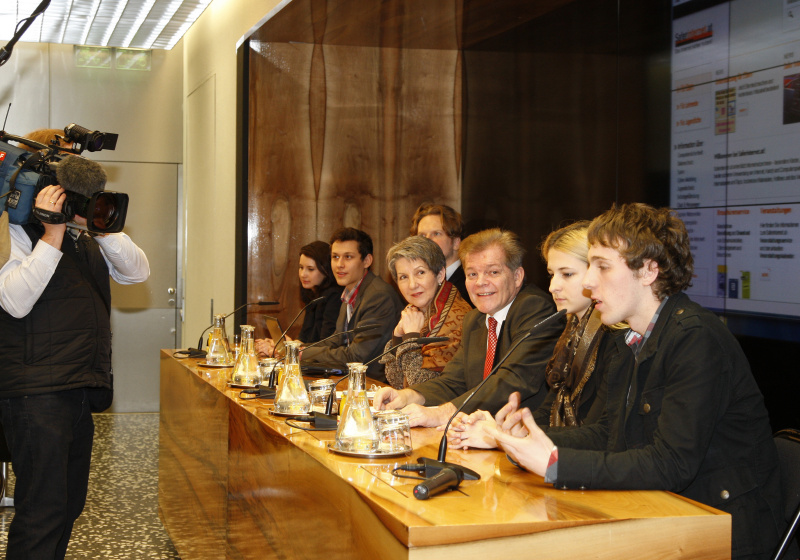 Am Podium v.li. Marie Theres Zembacher - BG/BRG Zell am See, Alexander Mottl - HAK 1 Salzburg, ÖIAT Geschäftsführer Bernhard Jungwirth, Nationalratspräsidentin Barbara Prammer, Nationalratsabgeordneter Johann Maier (S), Lisa Gubik - HLW Theresianum Eisenstadt und Lukas Wagner - SUPRO Vorarlberg