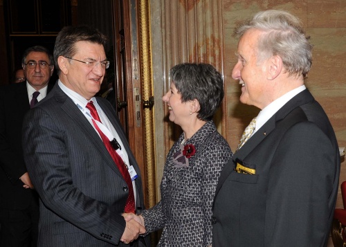 Nationalratspräsidentin Barbara Prammer(2.v.re.) und Bundesratspräsident Gregor Hammerl(1.v.re.) begrüßen den Präsidenten der Parlamentarischen Versammlung der OSZE Petros Efthymiou
