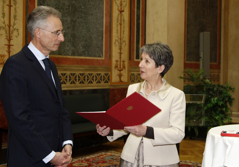 v.li. Parlamentsdirekor Georg Posch und Nationalratspräsidentin Barbara Prammer bei der Ehrenzeichenüberreichung
