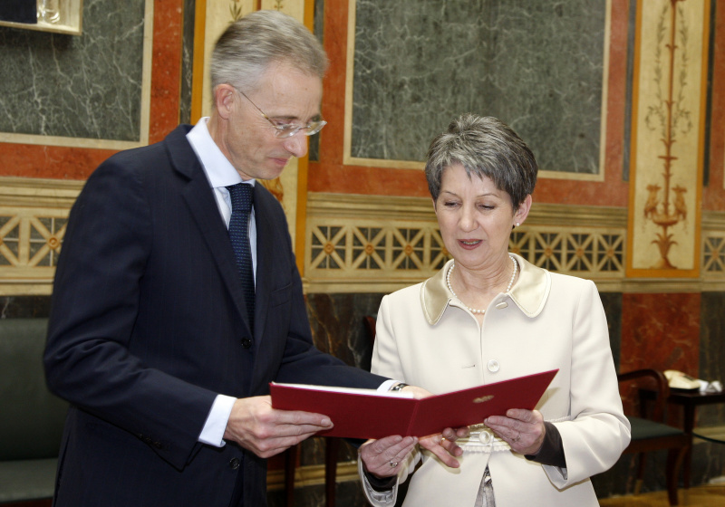 v.li. Parlamentsdirekor Georg Posch und Nationalratspräsidentin Barbara Prammer bei der Ehrenzeichenüberreichung