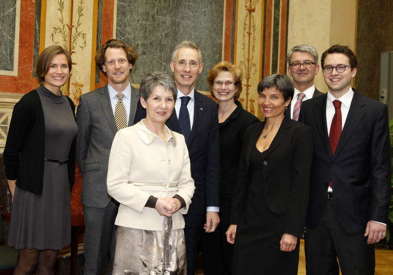 v.li. Johanna Posch, Helfried Carl, Nationalratspräsidentin Barbara Prammer, Parlamentsdirektor Georg Posch, Parlamentsvizedirektorin Susanne Janistyn, Helga Posch, Parlamentsvizedirektor Alexis Wintoniak und Leonhard Posch