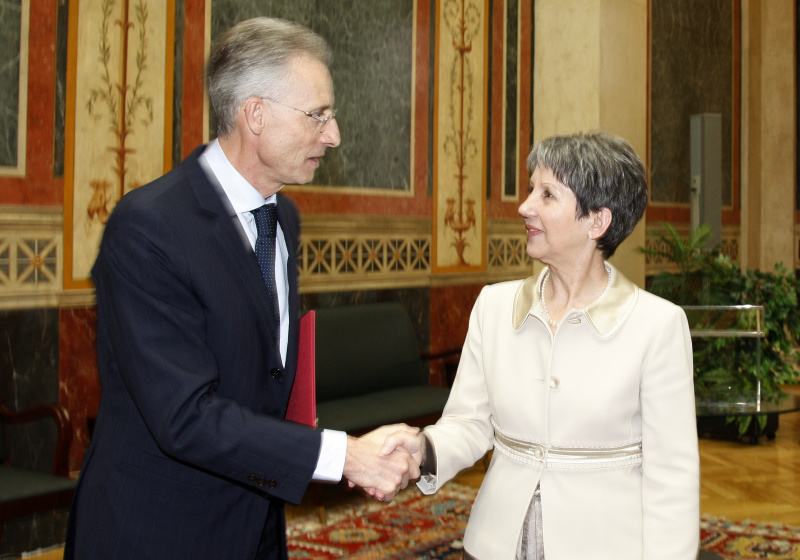 v.li. Parlamentsdirekor Georg Posch und Nationalratspräsidentin Barbara Prammer bei der Ehrenzeichenüberreichung