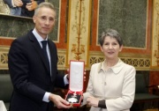 v.li. Parlamentsdirekor Georg Posch und Nationalratspräsidentin Barbara Prammer bei der Ehrenzeichenüberreichung