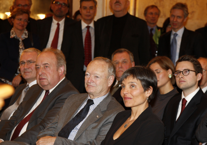 Blick in Richtung VeranstaltungsteilnehmerInnen. Erste Reihe v.li. Dritter Nationalratspräsidentin Martin Graf, Zweiter Nationalratspräsident Fritz Neugebauer, Nationalratspräsident i.R. Andreas Khol und Helga Posch