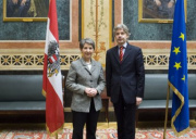 v.li. Nationalratspräsidentin Barbara Prammer und Parlamentsdirektor Harald Dossi