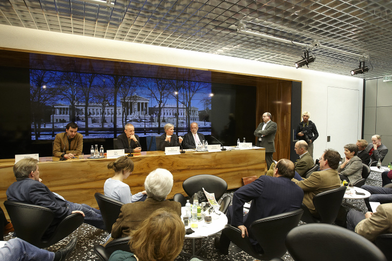 Am Podium v.li.: Journalist Florian Klenk, Nationalratsabgeordneter Peter Pilz (G), Rechtsanwältin Maria Windhager, Rechtsanwalt Manfred Ainedter, Moderator Fritz Jungmayr und Veranstaltungsteilehmer