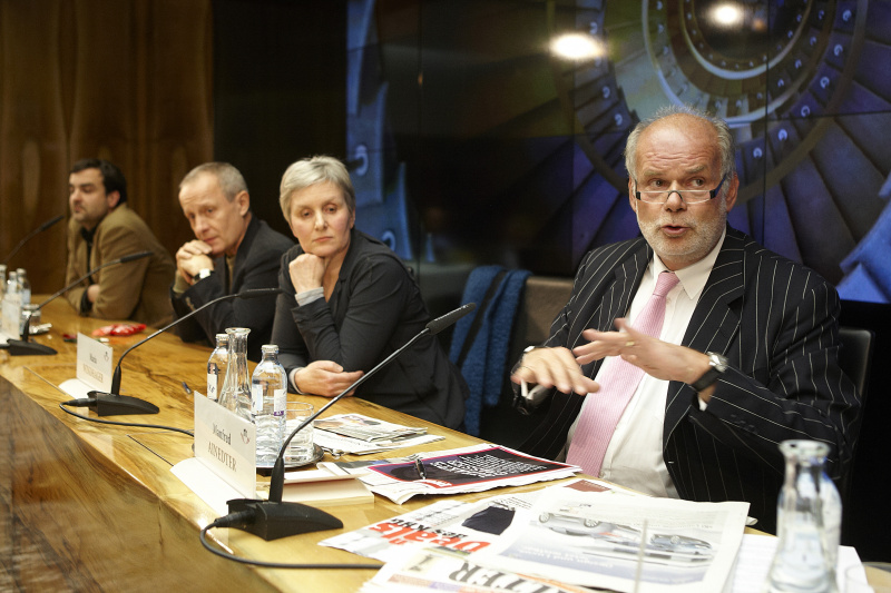Am Podium v.li.: Journalist Florian Klenk, Nationalratsabgeordneter Peter Pilz (G), Rechtsanwältin Maria Windhager und Rechtsanwalt Manfred Ainedter am Wort