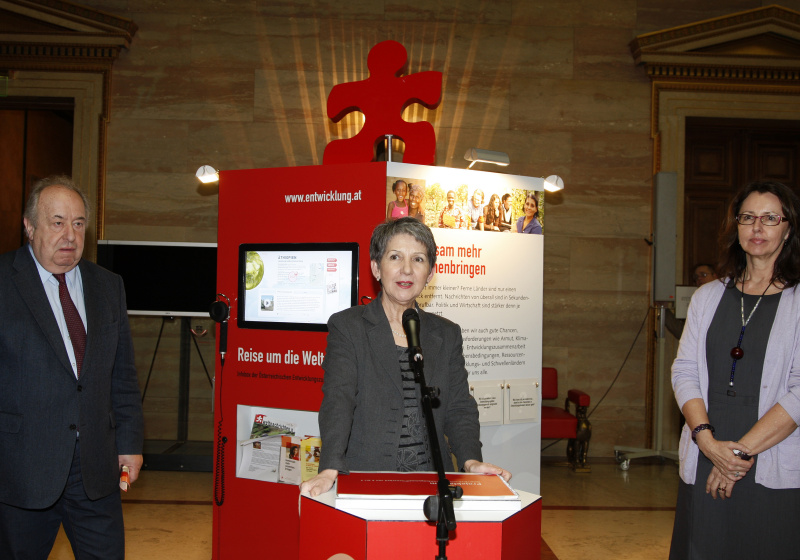 v.li. Zweiter Nationalratspräsident Fritz Neugebauer, Nationalratspräsidentin Barbara Prammer am Rednerpult und ADA-Geschäftsführerin Brigitte Öppinger-Walchshofer