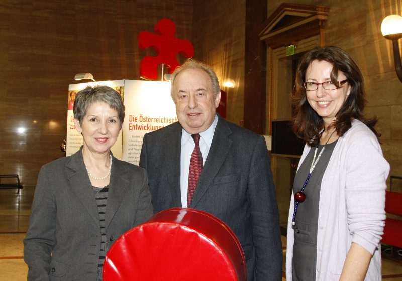 v.li. Nationalratspräsidentin Barbara Prammer und Zweiter Nationalratspräsident Fritz Neugebauer und ADA-Geschäftsführerin Brigitte Öppinger-Walchshofer
