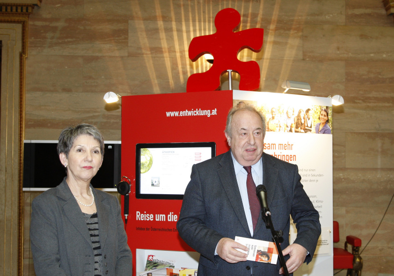 v.li. Nationalratspräsidentin Barbara Prammer und Zweiter Nationalratspräsident Fritz Neugebauer am Rednerpult