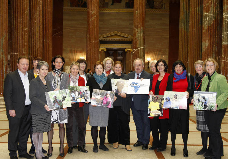 v.li. die Nationalratsabgeordneten Hannes Weninger (S), Renate Csörgits (S), Nationalratspräsidentin Barbara Prammer, Klubobfrau Eva Glawischnig-Piesczek (G), die Nationalratsabgeordneten Rosa Lohfeyer (S), Christine Lapp (S), Judith Schwentner (G), Gertrude Aubauer (V), Petra Bayr (S), Zweiter Nationalratspräsident Fritz Neugebauer, die Nationalratsabgeordneten Heidrun Silhavy (S), Christine Muttonen (S), Gisela Wurm (S), Nationalratsabgeordnete a.D. Inge Jäger und Nationalratsabgeordnete Ruperta Lichtenecker (G)
