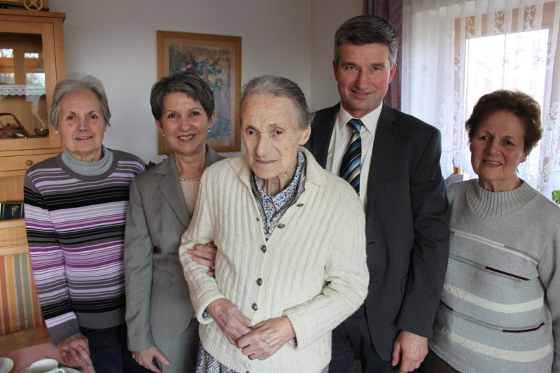 Franziska Jägerstätter (Mitte) mit ihren Töchtern Maria (li.) und Aloisia (re.), Nationaratspräsidentin Barbara Prammer (2. von links) und Bürgermeister Simon Sigl (2. von rechts)