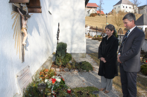 v.li. Nationalratspräsidentin Barbara Prammer und der Bürgermeister von St. Radegund, Simon Sigl am Grab von Franz Jägerstätter