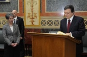 Der  Präsident der Europäischen Kommission José Manuel Barroso (re.) beim Eintrag in das Gästebuch