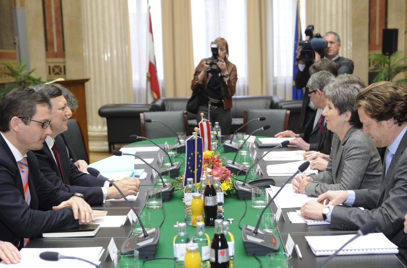 Aussprache. Linke Bildhälfte: Delegation der Europäischen Kommission mit dem Präsidenten José Manuel Barroso (2.v.li.). Rechte Bildhälfte: Österreichische Delegation mit Nationalratspräsidentin Barbara Prammer (2.v.re.)