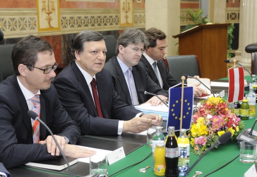 Aussprache. Delegation der Europäischen Kommission mit dem Präsidenten José Manuel Barroso (2.v.li.)