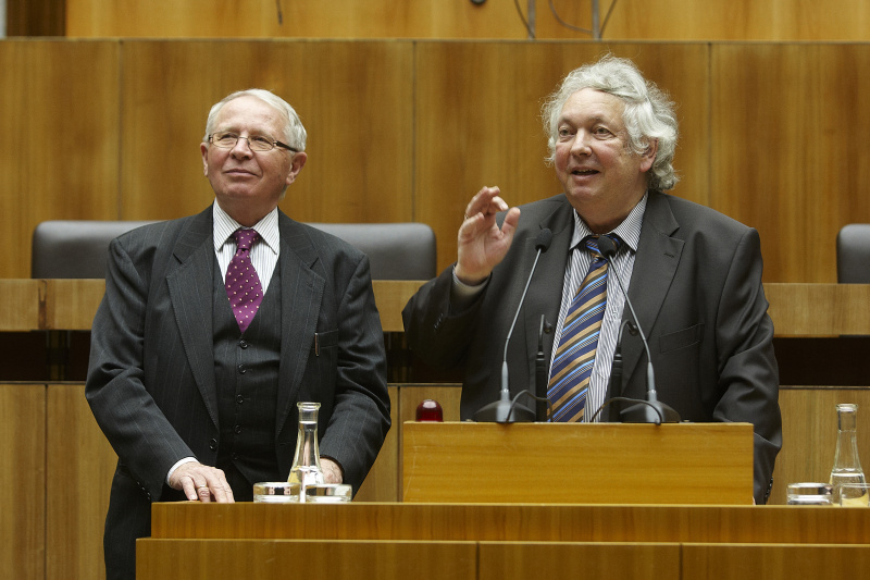 v.links: Direktor der Österreichischen Akademie der Wissenschaften Ernst Bruckmüller und Peter Dusek am Rednerpult