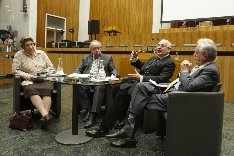 Gesprächsrunde der Zeitzeugen v.li.: Maria Schaumayer, Zweiter Nationalratspräsident Fritz Neugebauer, Heinrich Neisser und Journalist Johannes Kunz