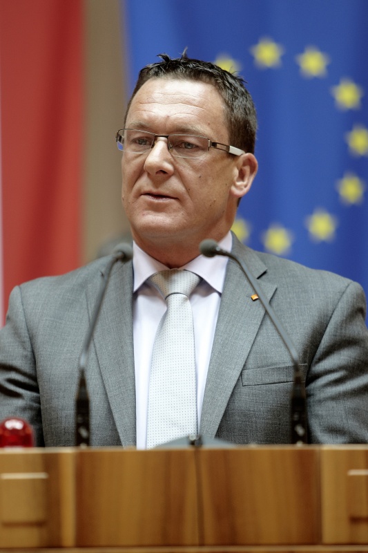 Nationalratsabgeordneter Gerhard Huber (B) am Rednerpult