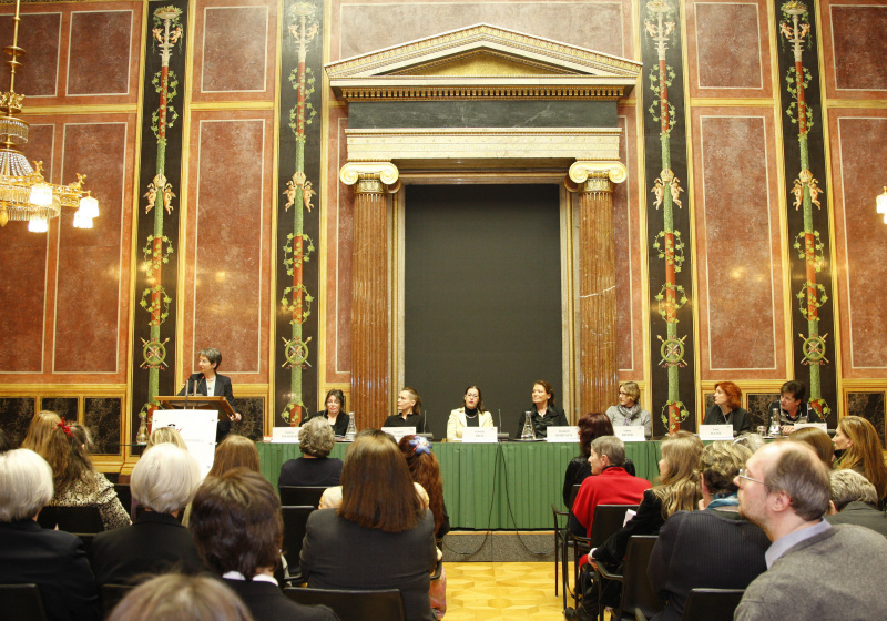 v.li. Nationalratspräsidentin Barbara Prammer am Rednerpult. Am Podium v.li.  Koordinatorin für Frauenförderung und Gender Studies Universität für Musik und darstellende Kunst Wien/mdw Andrea Ellmeier, Komponistin, DJ und Gründerin des Netzwerkes female:pressure Susanne Kirchmayr, Komponistin, Präsidentin Europäisches Forum Klanglandschaft Gabriele Proy, Journalistin Elisabeth Horvath, Geschäftsführende Direktorin mica - music information center austria Sabine Reiter, Musikjournalistin (OE1) Irene Suchy -  und Publizistin, Journalistin Elisabeth Welzig