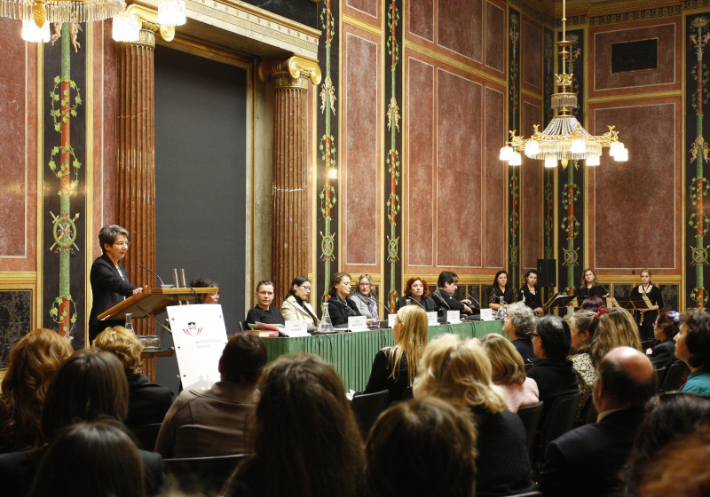 v.li. Nationalratspräsidentin Barbara Prammer am Rednerpult. Am Podium v.li.  Koordinatorin für Frauenförderung und Gender Studies Universität für Musik und darstellende Kunst Wien/mdw Andrea Ellmeier, Komponistin, DJ und Gründerin des Netzwerkes female:pressure Susanne Kirchmayr, Komponistin, Präsidentin Europäisches Forum Klanglandschaft Gabriele Proy, Journalistin Elisabeth Horvath, Geschäftsführende Direktorin mica - music information center austria Sabine Reiter, Musikjournalistin (OE1) Irene Suchy -  und Publizistin, Journalistin Elisabeth Welzig