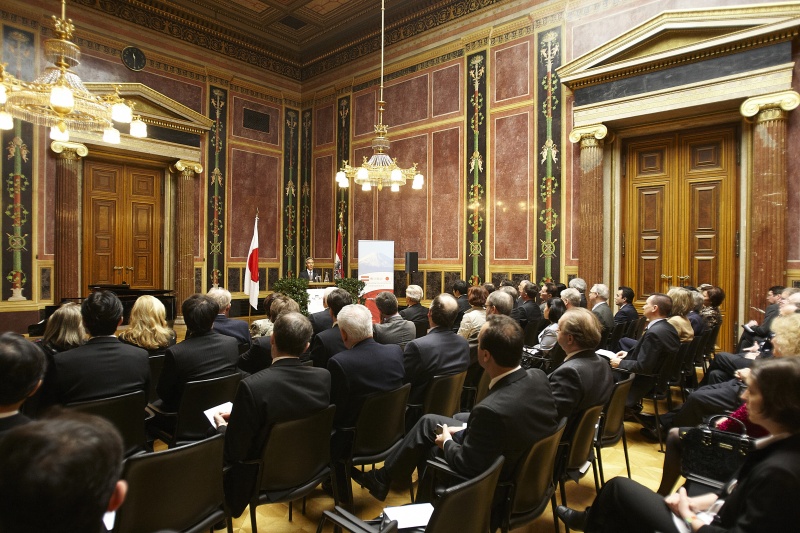 Der Botschafter Japans in Wien, Shigeo Iwatani am Rednerpult