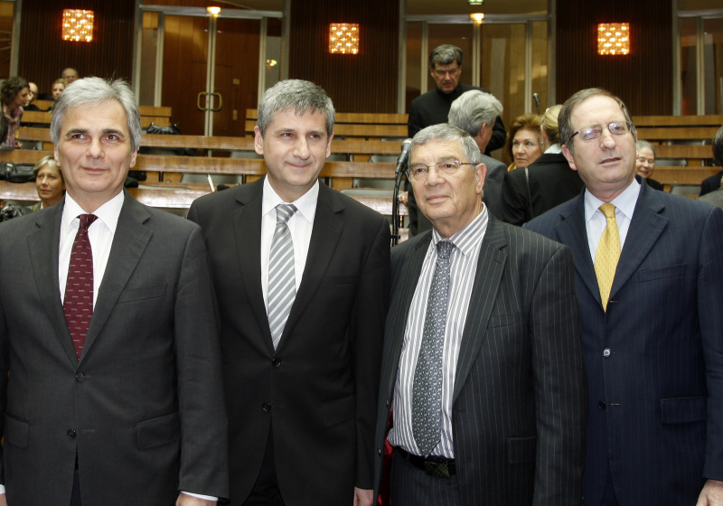 v.li. Bundeskanzler Werner Faymann, Vizekanzler Michael Spindelegger, Vorstandsvorsitzender von Yad Vashem Jerusalem Avner Shalev, und Botschafter des Staates Israel in Österreich S.E. Aviv ShirOn