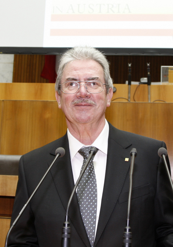 Am Rednerpult der Vorsitzende der Österreichischen Freunde von Yad Vashem Günther Schuster
