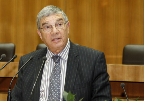 Vorstandsvorsitzender von Yad Vashem Jerusalem Avner Shalev am Rednerpult