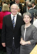 Nationalratspräsidentin Barbara Prammer mit einem Veranstaltungsteilnehmer