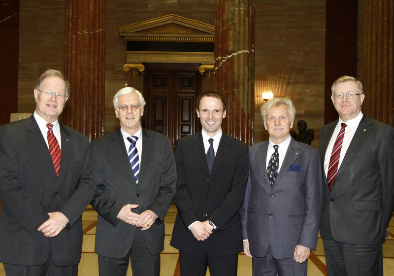 v.li.  Vorsitzender der Landesamtsdirektorenkonferenz Heinrich Christian Marckhgott, Verfassungsgerichtshofpräsident Gerhart Holzinger, Herausgeber Erich Pürgy, Bundesratspräsident Gregor Hammerl und Vorsitzender der Landtagspräsidentenkonferenz  Friedrich Bernhofer