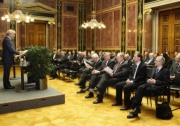 Blick in Richtung VeranstaltungsteilnehmerInnen mit Bundesratspräsident Gregor Hammerl am Rednerpult