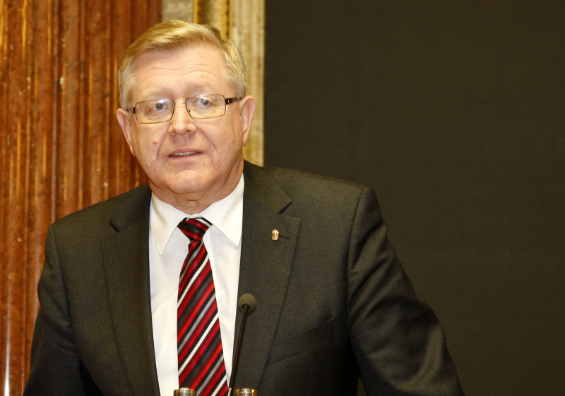 Vorsitzender der Landtagspräsidentenkonferenz Friedrich Bernhofer am Rednerpult