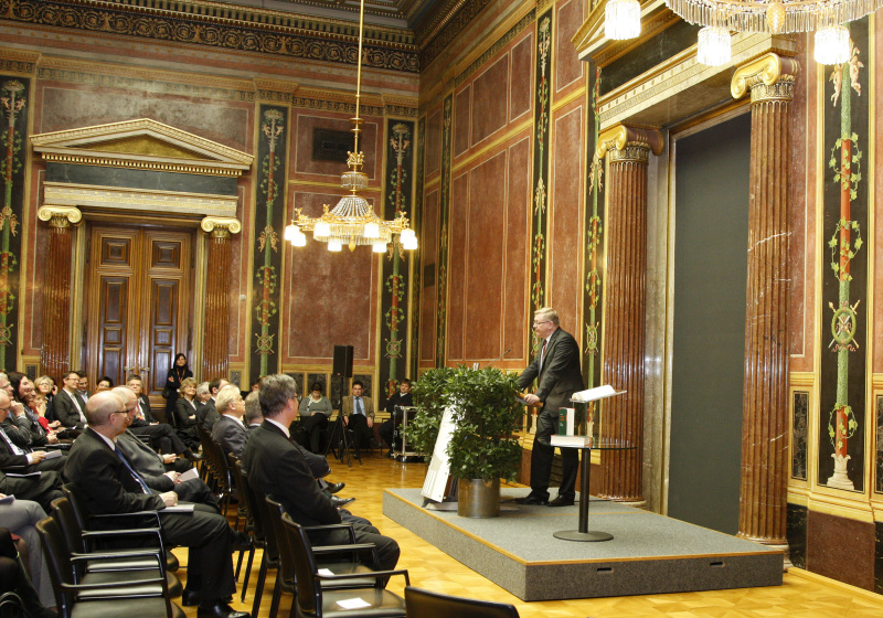 Vorsitzender der Landtagspräsidentenkonferenz Friedrich Bernhofer am Rednerpult