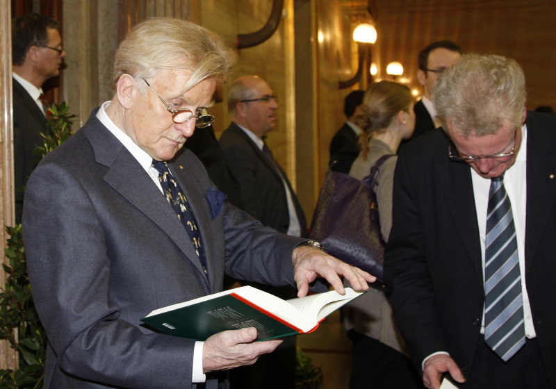 Bundesratspräsident Gregor Hammerl blättert im vorgestellen Buch 'Das Recht der Länder'