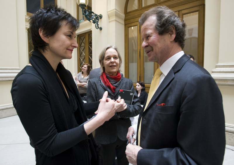 v.li. ORF1 Info-Chefin Cornelia Vospernik, Programmleitung, Verlag Kremayr & Scheriau Barbara Köszegi und Univ.-Prof. Manfred Nowak im Gespräch