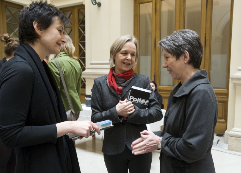 v.li. ORF1 Info-Chefin Cornelia Vospernik, Programmleitung, Verlag Kremayr & Scheriau Barbara Köszegi und Nationalratspräsidentin Barbara Prammer im Gespräch