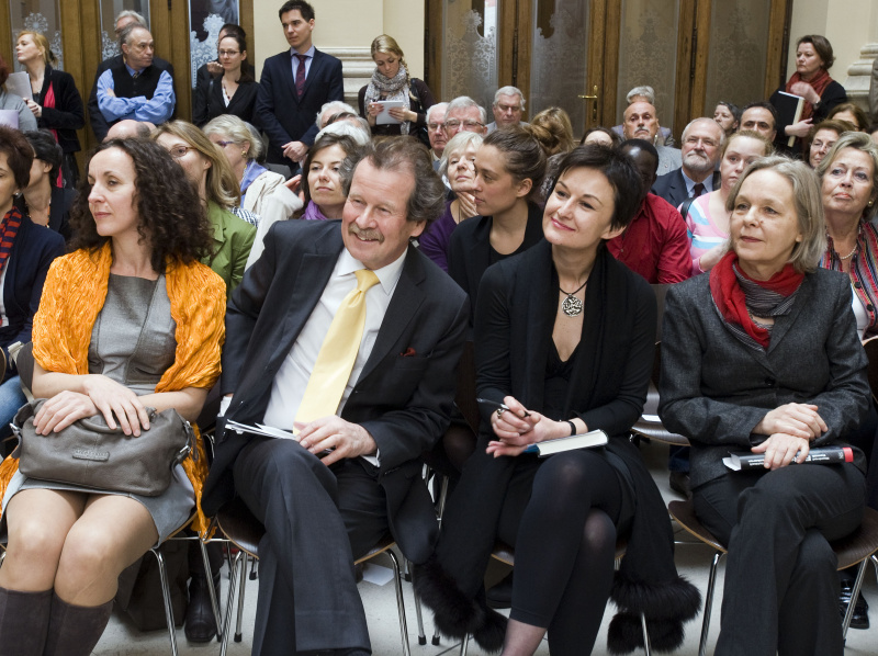 Blick in Richtung VeranstaltungsteilnehmerInnen. Erste Reihe v.li. Veranstaltungsteilnehmerin, Univ.-Prof. Manfred Nowak, ORF1 Info-Chefin Cornelia Vospernik und Programmleitung, Verlag Kremayr & Scheriau Barbara Köszegi