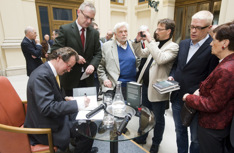 Univ.-Prof. Manfred Nowak (li.) signiert Bücher nach der Veranstaltung