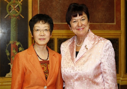 v.li. Xu Jinghua - Gattin des chinesischen Botschafters und Bundesratsvizepräsidentin Susanne Neuwirth