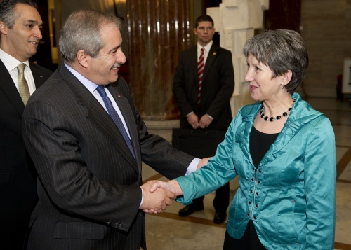 v.li. Der Außenminister des Haschemitischen Königreichs Jordanien Nasser Judeh wird durch Nationalratspräsidentin Barbara Prammer begrüßt