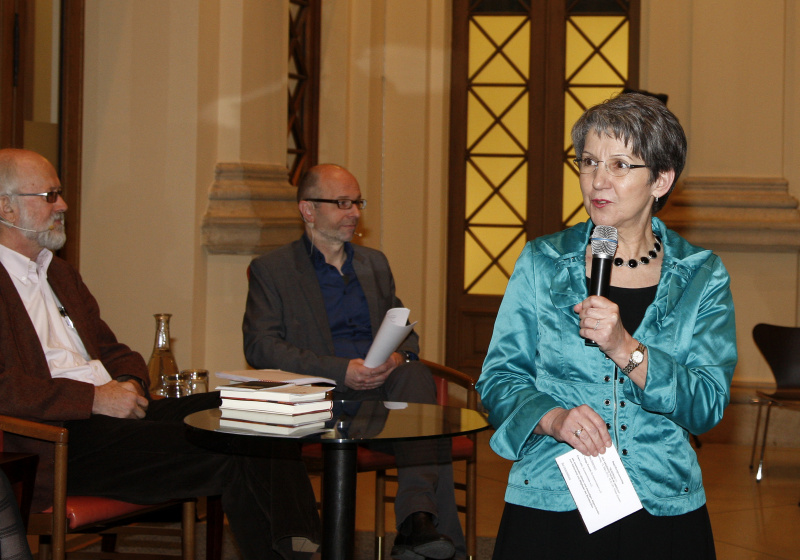 Nationalratspräsidentin Barbara Prammer begrüßt die Gäste