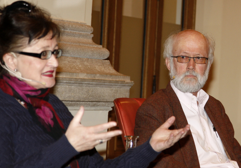 v.li.  Korrespondentin der NZZ in Kairo Kristina Bergmann und Übersetzer Hartmut Fähndrich