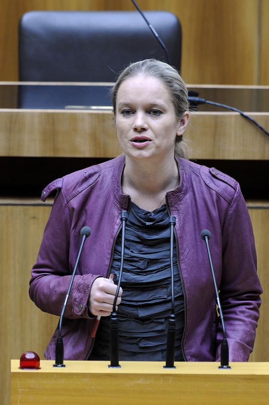 Moderatorin Corinna Milborn am Rednerpult