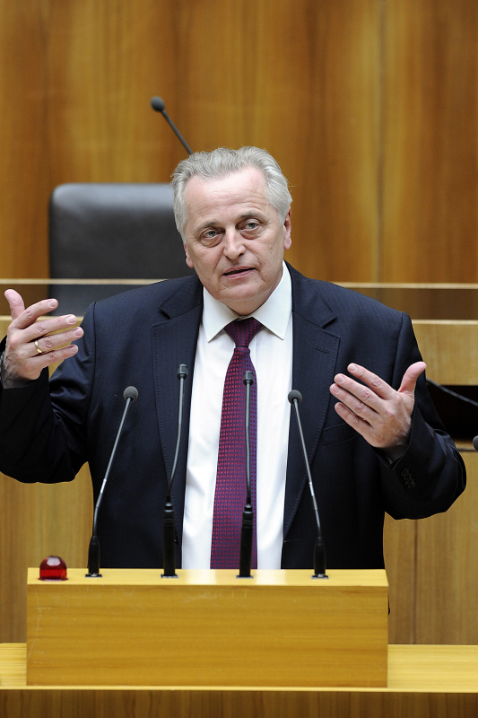 Sozialminister Rudolf Hundstorfer am Rednerpult